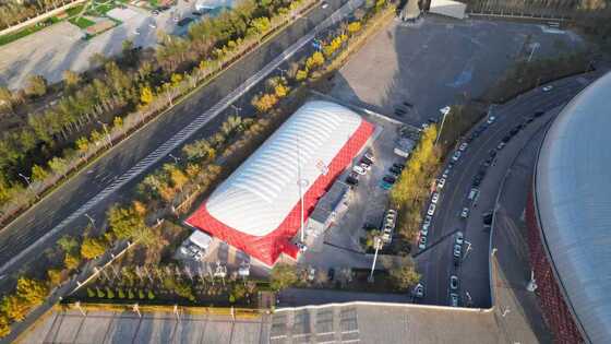 AirBrother 30 × 50m مبنى غشاء مدعوم بالهواء 1500m2 حل قبة وحدات